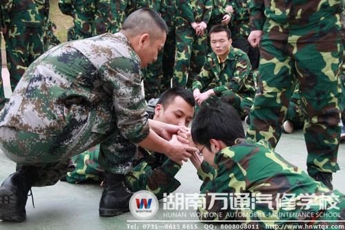 練習(xí)之余，教官與新生互動(dòng)