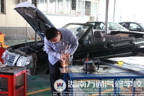 悉心指導(dǎo)學(xué)生的李玉棟老師