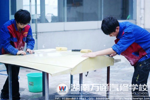 改裝工作有條不紊的進(jìn)行著