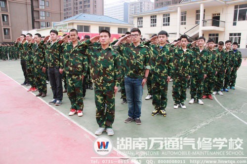 圖為汽檢技師一班的新生正在訓練敬禮