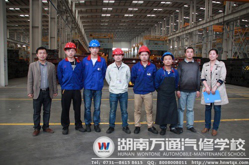 參觀完后，老師們與在比亞迪就業(yè)的畢業(yè)生進行了一番交流