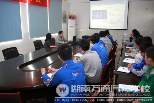 申湘集團(tuán)凱迪拉克品牌的人事主管與售后技術(shù)總監(jiān)為定向班學(xué)子授課