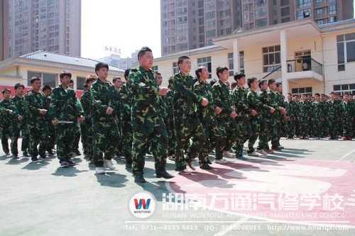 新生們邁著整齊的步伐開始了會(huì)操表演