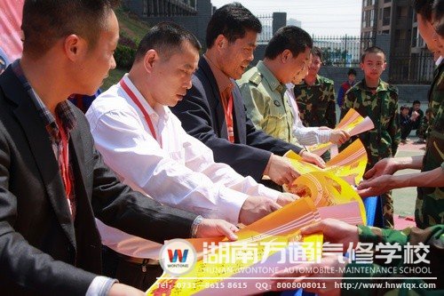 校領(lǐng)導(dǎo)為獲獎(jiǎng)新生頒獎(jiǎng)