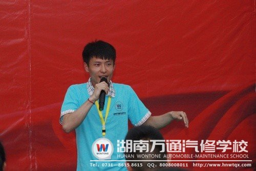 張昊同學在演講過程中善用肢體語言表達