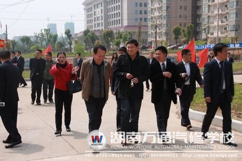 集團領(lǐng)導(dǎo)與兄弟院校領(lǐng)導(dǎo)蒞臨我校參觀交流