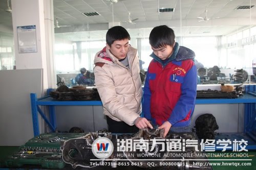 萬通專業(yè)老師細(xì)心指導(dǎo)學(xué)生