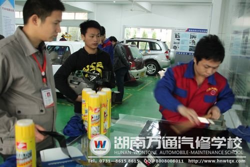 萬通老師指導(dǎo)汽車美容裝潢專業(yè)學(xué)子實(shí)踐