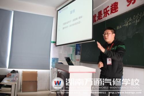 夏老師在大賽中講解創(chuàng)業(yè)案例分析