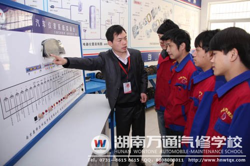 萬通悉心教導(dǎo)學(xué)生，傳授學(xué)子技術(shù)實力