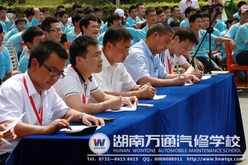 評委們認(rèn)真打分