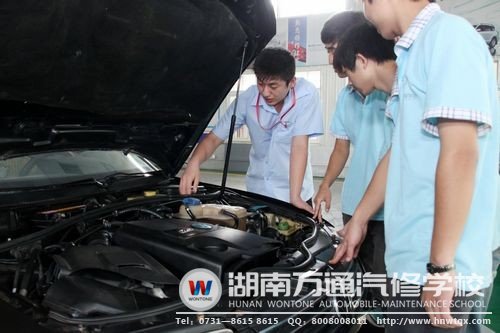 圖為萬(wàn)通專業(yè)教師手把手指導(dǎo)學(xué)生