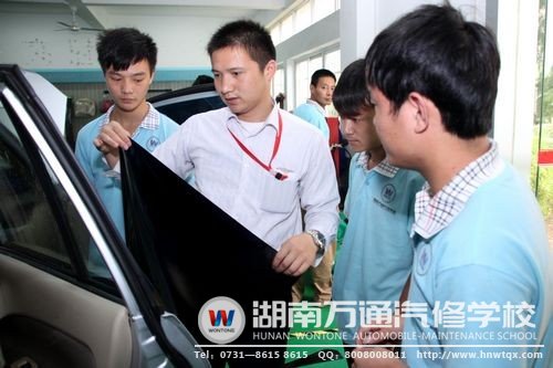 汽車美容課程上，老師正為學(xué)生解疑答惑
