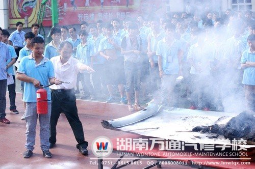 鄧?yán)蠋熤笇?dǎo)學(xué)生正確使用滅火器