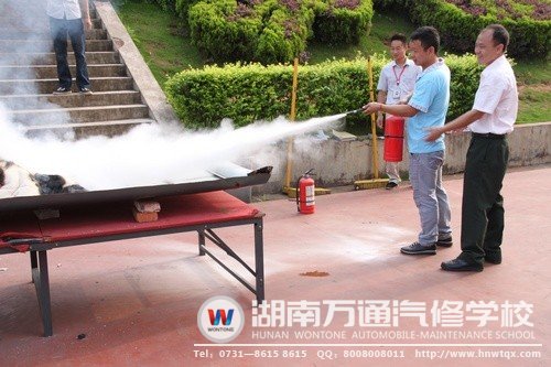 在老師的教導(dǎo)下，同學(xué)們學(xué)會(huì)了如何正確使用滅火器，并對(duì)消防安全有了更深的認(rèn)識(shí)