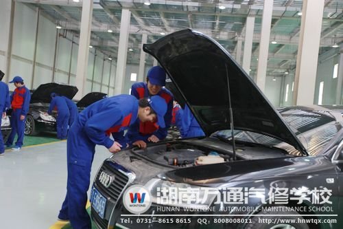 湖南萬通授予學(xué)生貼近市場的汽車維修知識