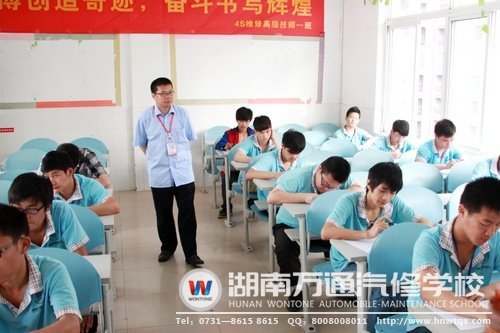 筆試考場內(nèi)，學(xué)子們認(rèn)真作答