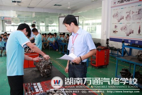 實際操作考場，學(xué)子實踐場景