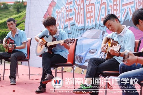 吉他協(xié)會(huì)的同學(xué)們帶來(lái)的吉他演奏