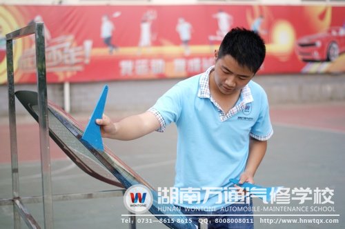 汽車美容協(xié)會(huì)表演貼太陽(yáng)膜