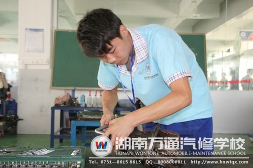 湖南萬通學子掌握汽修技術，為投身汽修行業(yè)成為高薪族打下牢固基礎