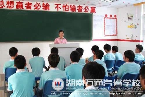 駕駛訓(xùn)練員曹教練為同學(xué)們講述學(xué)駕駛事宜