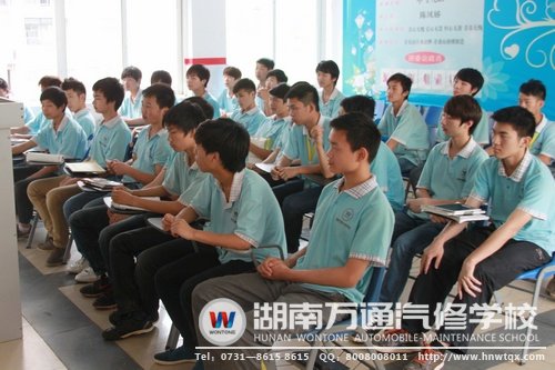 同學(xué)們認(rèn)真聽著駕駛安全注意事項(xiàng)