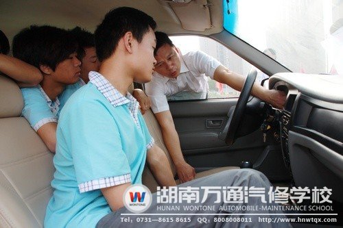 上車后，教練教導(dǎo)同學(xué)們正確&ldquo;坐車&rdquo;