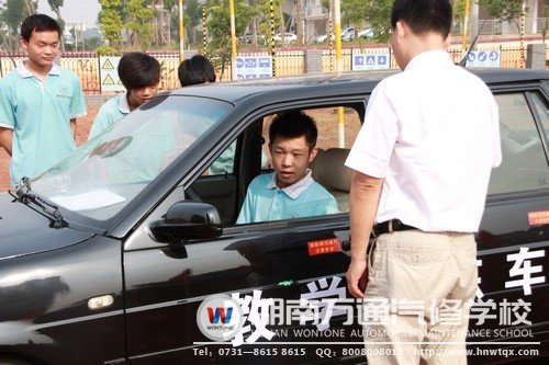 不懂就問(wèn)，中專9班的同學(xué)們向教練請(qǐng)教開(kāi)車問(wèn)題