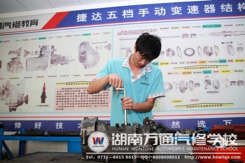 在湖南萬(wàn)通，學(xué)子們可以通過(guò)實(shí)踐，掌握真正的汽修本領(lǐng)