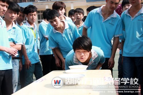 &ldquo;吹乒乓球&rdquo;考驗著同學(xué)們的&ldquo;嘴上功夫&rdquo;