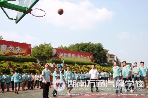 每個項目前都排著長龍般的隊伍，定點籃球亦是如此