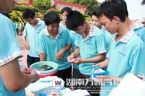 兌獎處，獲得獎品的同學(xué)很開心