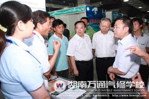 陳書(shū)記為省領(lǐng)導(dǎo)介紹學(xué)校相關(guān)情況（右一為謝勇，右二為胡伯俊，右三為劉正華）