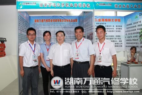 省人社廳領(lǐng)導(dǎo)劉正華（中間）與陳書(shū)記等各位老師合影