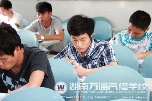 學(xué)子們認(rèn)真考試