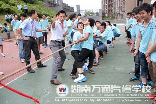 熱火朝天的拔河比賽