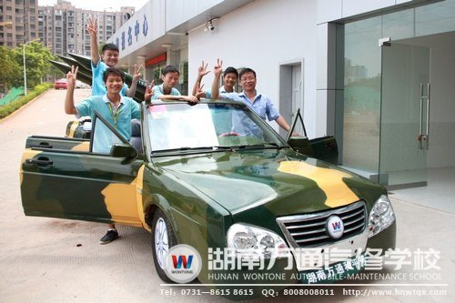 改裝&ldquo;和平號(hào)夢(mèng)想之車&rdquo;的學(xué)子們