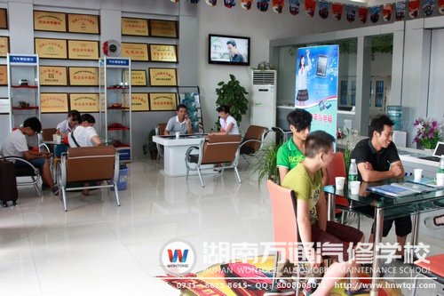 雖是中午，咨詢報名中卻依舊迎來了眾多學(xué)生家長