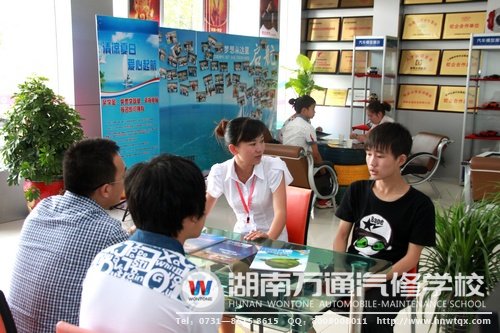 咨詢老師細(xì)心回答家長的疑問