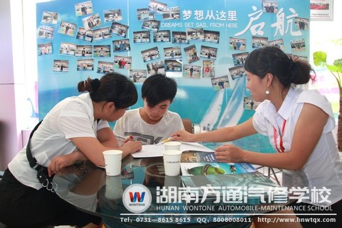 報名新生正在簽訂入學(xué)就業(yè)協(xié)議