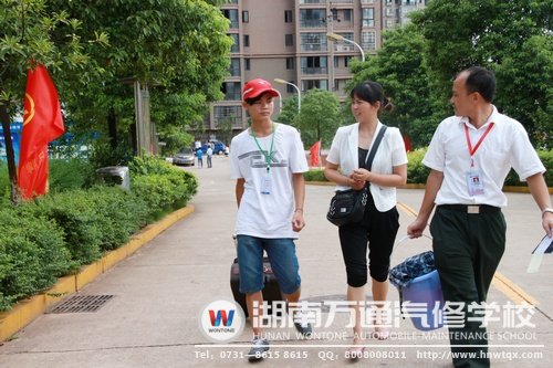 認(rèn)真負(fù)責(zé)的班主任接待新生