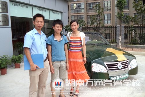 剛辦完入學(xué)手續(xù)的新生露出燦爛笑容