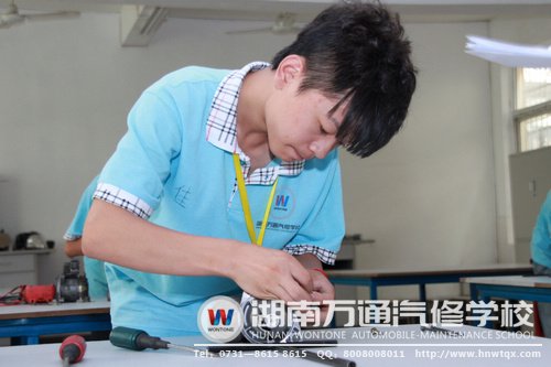 實(shí)際操作考場(chǎng)，學(xué)子們展現(xiàn)實(shí)踐真功夫