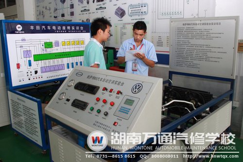 監(jiān)考老師與學(xué)子交流