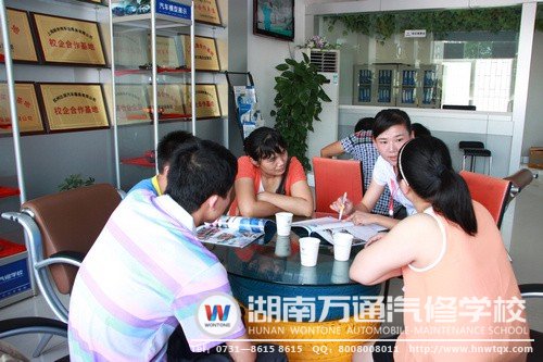 學(xué)子與家長慕名前往湖南萬通咨詢報名