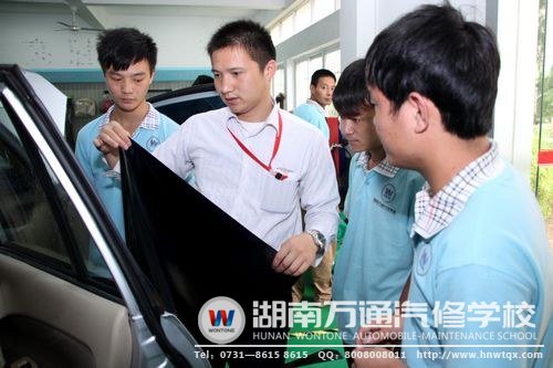 汽車美容裝潢專業(yè)郝老師指導(dǎo)學(xué)生實踐
