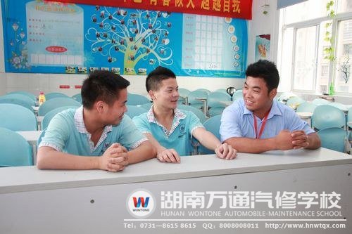 班主任謝老師與學(xué)生談心，及時排解學(xué)生的不良情緒