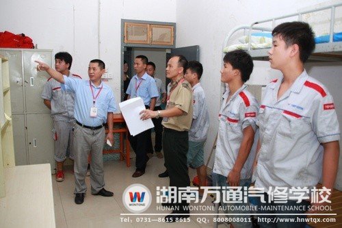 開班典禮前，潘助理檢查學(xué)生宿舍