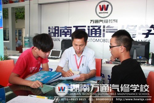 班主任給新生講解入學(xué)后的一些注意事項(xiàng)